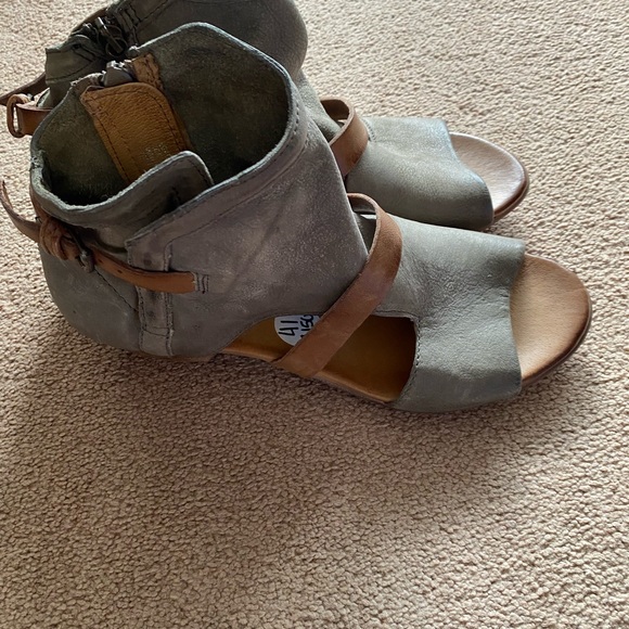 Brand new Miz Mooz Bootie Sandal Blue/grey w/light brown cross straps size 41. - Picture 2 of 3